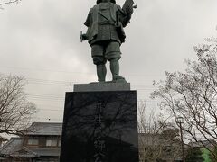 そして次の目的地三重県に向かうため、日野町を通過中にみつけた蒲生氏郷像。
これも偶然ですが、目に留まり、引き返して公園を散策しました。