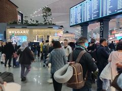 イスタンブール国際空港に到着しました。
人が一杯でした。
