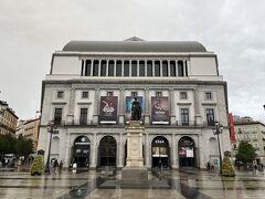 腹ごしらえをして、少しゆっくりめに1日をスタート。大雨だったので大変でしたが、まずは徒歩で王立劇場（Opera）へ。ヨーロッパの他の大都市の劇場と比較すると少し小ぶりな印象です。