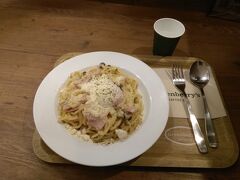 昼は、岡山駅前のイコットニコット１階のカフェ
GREENBERRYS
にて、カルボナーラのパスタ大盛。
これもこれで、なんか元気が出ます。