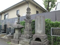 多聞院吉川湊一の墓　境内には江戸時代後期、琵琶奏者で検校まで出世した吉川湊一の墓があります