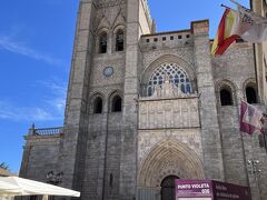 アビラでのガイドツアーの最後は大聖堂。スペインで最初のゴシック様式の大聖堂で、一部が城壁と一体化しているのが特徴的です。