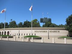 最初の目的地はスタンフォード大学です。
パロアルトという駅から20分位歩いたと思います。
アメフトの競技場を見たいと思っていましたが、
学問でも全米の中でトップクラスの有名な大学ですね。

