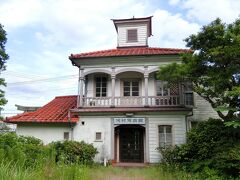 この建物は河村写真館。
築山跡の敷地に建っていた洋館風のスタジオですが廃業して今は空き家です。
この建物は今後どうなるんでしょうか?