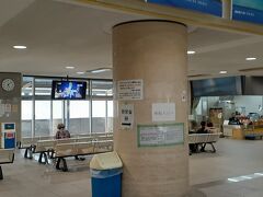 国際ターミナルの待合室。平日のせいか人はまばらです。半分以上は韓国のお客さんでした。