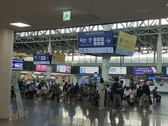 釜山駅に到着。懐かしー！ここから大邱でもソウルでもどこでも行けるやんなー。今回は今日1日だけなので釜山めぐり。荷物をコインロッカーに預けよう。