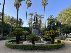 アグリクルトゥーラ庭園を抜けるとドゥケ・デ・リバス公園があります。スペイン南部で非常に気温が高い地域なのでヤシの木が多いですね！南国みたい。

銅像はドゥケ・デ・リバス公爵、確かスペイン王国時代の19世紀後半に数日だけ首相だった気がします。