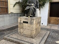 シナゴーグの外にはコルドバ出身のユダヤ人哲学者マイモニデスの銅像があります。足を撫でると彼の頭脳にあやかれると言われているらしく、足の部分だけピカピカです！