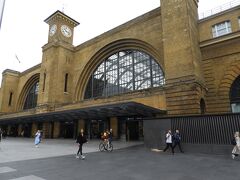 King’s Cross駅出口エリアの駅舎。　

この駅は、鉄道の駅です。　　　　