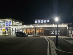 夜の伊豆長岡駅。ここもバスやタクシーにアニメのラッピング車が走ってました。