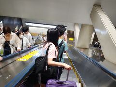 定時に　東京着です
乗り換え　15分です
急いで　総武線快速駅に向かいます

夫が単身赴任中に　何度も乗った総武快速線です
相変わらず　長いエスカレーターです