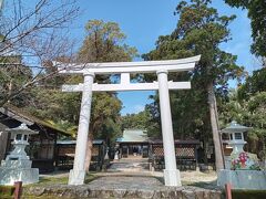 まずは、益救神社（ヤクジンジャ）へ。
1,100年前の醍醐天皇の時代から、重要な神社だったという救いの宮。
屋久島旅行が無事に終わるようお願いしました。
