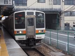 新前橋駅で両毛線（普通）高崎行に乗り継ぎます。