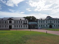 大野地区から金沢市街に移動。

まず向かったのは東京から移転した「国立工芸館」
国立近代美術館の分館の位置づけですね。
東京にあったころは、年に一回ぐらいは行っていたので、ここもぜひ行きたかった美術館です。

建物は旧日本陸軍施設の2施設を左右に並べて移築・再現したもので、外観改修時に当時の色を再現していますが、この色が良い味出していますねー。