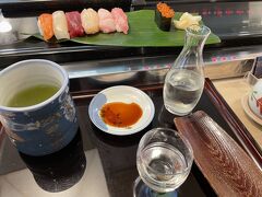 函館駅到着後、徒歩で「はこだて鮨金総本店」へ。

Bランチを注文。本当は９貫ですが、写真では真ん中のお寿司食べちゃってます(笑)
ネタはもちろんどれも新鮮でおいしかったです。

お供のお酒は上川大雪酒造の　五稜純米吟醸です。
スッキリ辛口で食中酒って感じ。お寿司に合う！