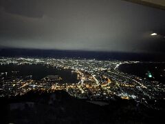 函館を一望！！
午後４時頃だと建物がまだはっきり見えました！
山の頂上はこの時期極寒でした！

寒すぎて外は厳しかったので、ティーラウンジレガートで夜景を待ちました。
ティーラウンジレガートは、2階のレストランに比べて敷居が低くて入りやすいので、中は満席！賑わってました。

夜景を見ながらのワインで乾杯というロマンティックなことができました。
相手母だけど。

満足した後はロープウェイを降りて金森赤レンガ倉庫へ。
徒歩10分程の距離なのですが、雪道（この時すでに吹雪いている）で下り坂……
迷わずタクシーを呼びました。
この気候だったからか、けっこうタクシー待ちは多かったです。
ロープウェイを降りてすぐのところにタクシー待ちエリアがあります。