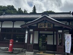 11:01発の仙山線で山寺へ。
仙山線はボックスシートでドアの開閉はボタン式。
土曜日ですがボックスシートが全て埋まることはなく、ゆっくり座って行けました。

11:09、山寺駅着。
自動改札機は無く、ICリーダーが設置。
列車が来たら出口に駅員さんが立って対応されてました。