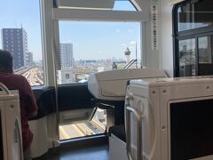 この日は朝から都営一日券。
舎人ライナーの先頭は面白い。
ここは子供かジジババ専用。