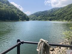 奥只見ダムにきた。
海の水と違い深い緑。