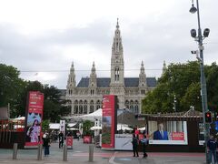 とりあえず、ラータウスプラッツで降りたので市庁舎に向かうこととしました。
どうやらフェスティバルが開催されていたようですが、スルーしました。