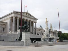 ウィーンの国会議事堂は、民主主義発祥の地であるギリシア古典様式を取り入れて、1883年に完成したそうです。

まるでギリシア神殿です！
この立派な建物の前で写真を何枚か撮りました。