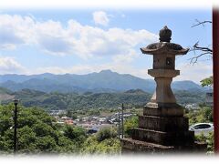 11:15
奥多摩の山々を見渡す富岡町の山間に鎮座する上野国一之宮貫前神社に到着。
一ノ鳥居の下に車を停め、石段を上り詰め大きな両部鳥居をくぐり、総門に向かう。
総門前にも駐車場があるので石段を避けたい向きにはお勧めですが・・・