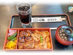 参拝を終え、丁度昼時となり10分程離れた登利平 富岡店で昼食としました。
群馬では鳥めしがソウルフードだという事で、登利平は群馬県内各所に店舗があるようです。
写真は胸肉とモモ肉を甘辛たれで絡ませた「鳥めし松重(￥900)」
御飯にもたれが浸み込み、うなぎ程こってりでもなくさっぱりとした味わい。

ここから一旦上信越自動車道に乗り、次の目的地「前橋東照宮」まで小一時間の移動時間。