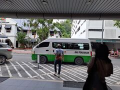 ホテルのフロントで待っているとお迎えのマイクロバスが到着。
どこかの会社が手広くやっているのか、コタキナバルのツアーってこの白とグリーンのマイクロバスがほとんど。