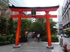 「福徳神社」へ。

朱色の鳥居がとても映えています！！。