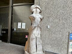霞城公園内にある県立博物館には縄文の女神が普段は展示されてるのですが、この日は北海道へ出張中。
入り口の木彫りの女神を記念に撮影。

東京国立博物館の縄文展で見た女神、結構大きくてびっくりしたのでもう一度見たかったな。
