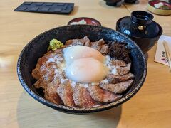 お昼になったので、あか牛丼を食べようと、あか牛丼いわさきへ。
お肉やわらかくて美味しかった。