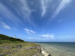 めちゃ小さい灯台ですが、広い空に映えています。
とても青い海が見えて、気持ちがいい場所です。