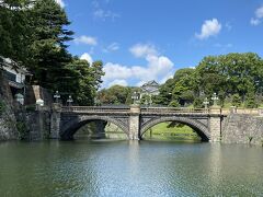 桜田門を抜けて間もなく見えてきたのは二重橋。