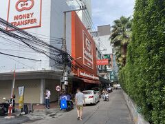 午後　ピンクのカオマンガイを食べにプラプラと出かける。
途中大きなスパーリッチ路面店。
レートは1万円が2525THBでした。空港では2505THB、パヤータイ駅では2452THB。