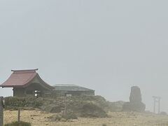 蔵王山神社もこの通りの霧の中ですが、熊野岳山頂登頂！ロープウェイ山頂駅からちょうど１時間。

三角点で家族連れのハイカーさんに記念写真を撮ってもらい、ゼリー飲料とソイジョイでエネルギーチャージ！