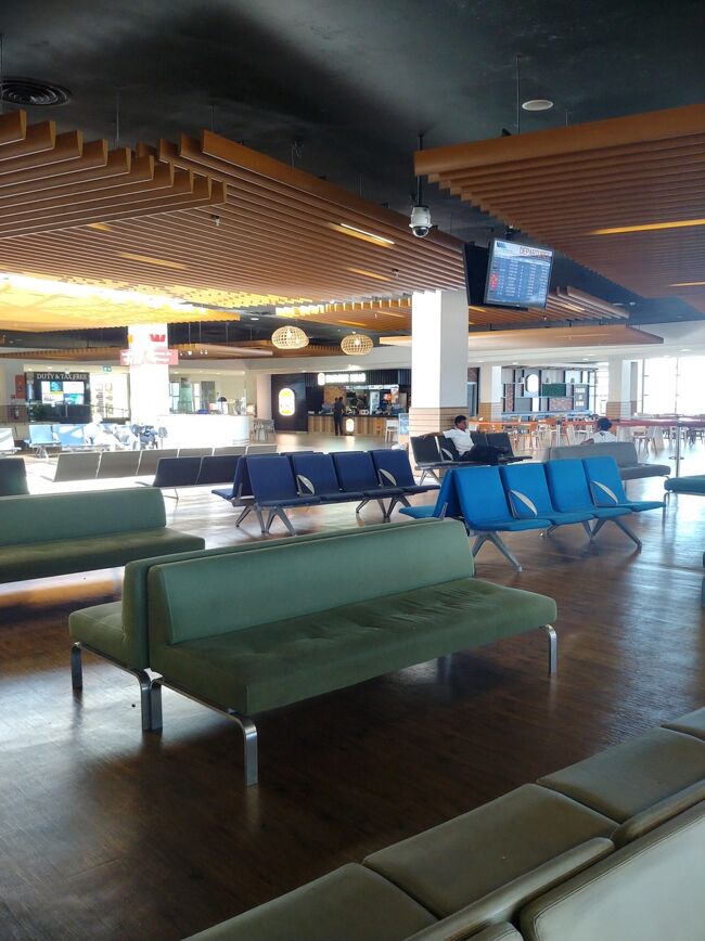 搭乗口は　この辺に集約されてます