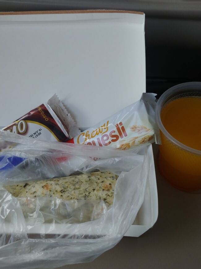 機内食は　軽食だけでした<br />私はいいけど　夫が少ないみたい、、