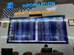 ターミナルに入ったら早速フライトインフォメーションの確認を。
CX776便香港行き、異常なし！