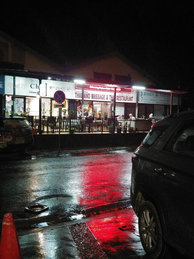 おなか空いたけど、、<br />めぼしい　店がない<br /><br />あそこが　いいかな<br />タイ料理店ですが、、、