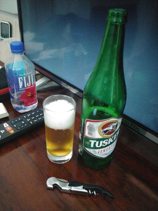 速攻　部屋に帰って<br />ビール<br /><br />地ビールのタスカです<br />イノシシのマークで<br />すごく軽い<br />どんどん　いけちゃう<br />美味しい