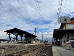 小布施に到着。

雨予報だったのに、晴れてる～＼(^o^)／

今回も歩いて町の中心地へと向かいます。