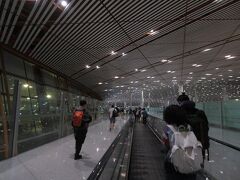 さて、ミラノから中国国際航空に10時間乗って北京首都国際空港ターミナル3に降り立ちました。午前5時頃です。