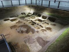 平城宮跡遺構展示館。柱の跡などの発掘された遺構がそのまま保存されている。