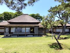 横浜市の委託で緑の公園協会が管理していて、芝生が綺麗に刈られて美しい。
離れて見ても、窓ガラスの歪みがはっきり分かり、明治期の貴重な文化財だ。