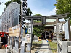 野島稲荷神社と同時期に夏大祭を実施する洲崎神社へ。
こちらは街中の街道沿いの立地なので、たこやきの屋台が出店し賑やかだ。