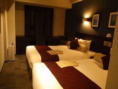 ホテルにチェックイン。ツインの部屋、2人素泊まり2泊で３万円ほどでした。