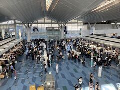 7月31日（月）　今回も羽田空港から出発！
旦那さんに車で送って貰って、朝７時半過ぎごろ到着。
さすが夏休み！2月とは違って混んでました。サッカー？バスケ？
バレーボール？なのか、大人に引率されたスポーツ少年団、青年団、
揃いのシャツ着た集団が、あちこちいくつも。
夏休みで混んでるだろうと時間に余裕持って早めに来たけど
事前にウェブチェックインしてあったし、今回はプレエコ席なので
うねうね並ばず、幸い二人待ちぐらいでセルフ荷物預けが出来ました。

香港の友達たちに渡す物が多くて、雑誌類とかで重くて嵩張り、
行きから大型スーツケースとボストンバッグの２個で。。。
ほんと、プレエコ席にして正解でした！