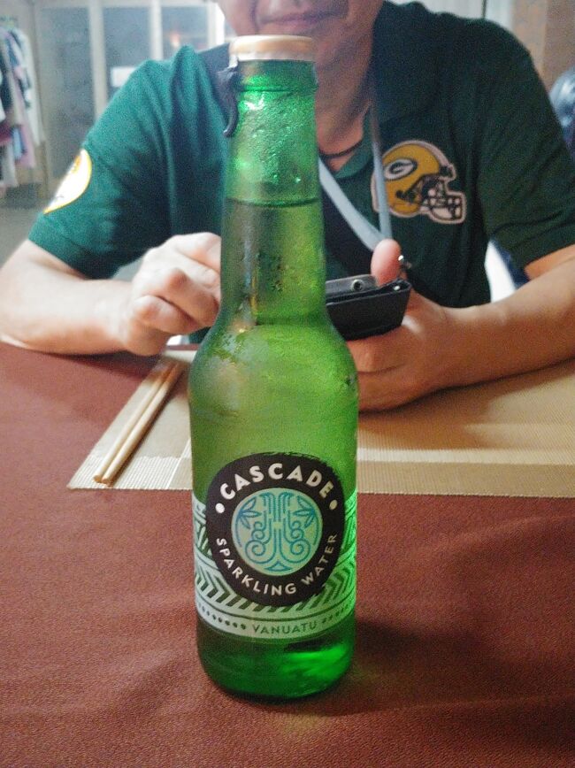 まずは　ビールを飲みたかったけど<br />この店には　ないとの事<br />テンション　だだ下がり<br /><br />仕方がないので　炭酸水<br />不運　③