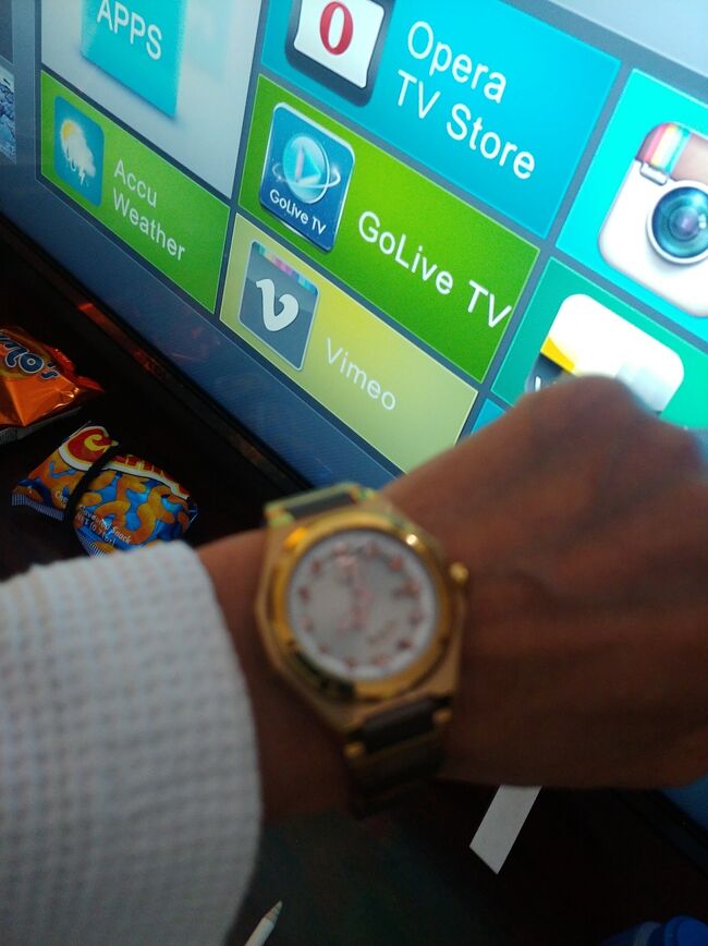 まだ　こんな時間ですが<br />寝具も　手元にないので<br />ワッフル生地の　バスローブで<br />寝ますかね<br /><br />時計は　現地時間に合わせてないので<br />時差2時間だから　22時ですね<br /><br />ではでは　明日カバンが受け取れる事を願って<br />おやすみなさい