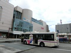 高松駅から１時間１０分ほどで徳島駅に到着。
この間、車窓は至って普通。

JR徳島駅前。